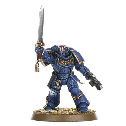 Space Marines: Primaris Lieutenant with Power Sword